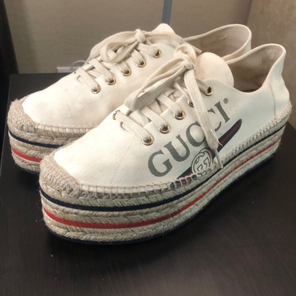 Platform shoes .